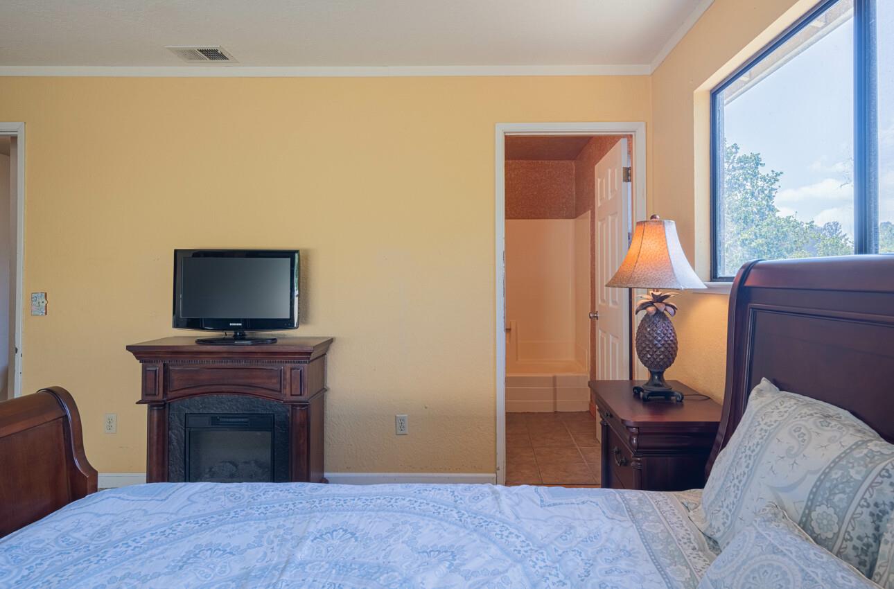 Detail Gallery Image 14 of 23 For 18105 Wylie Hill Ln, Prunedale,  CA 93907 - 4 Beds | 2/1 Baths