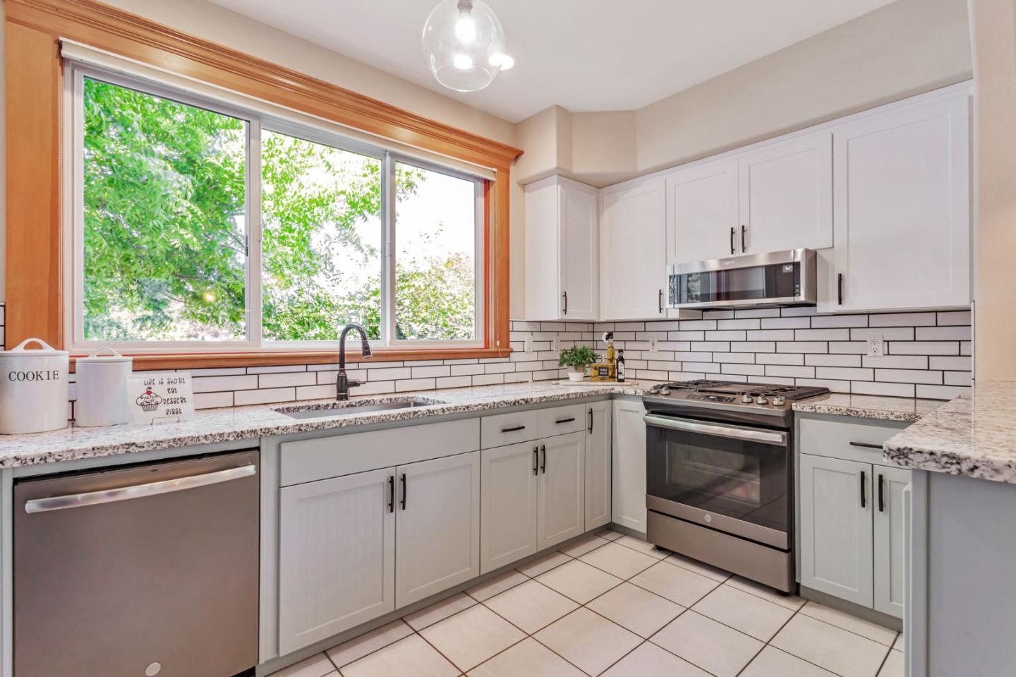 Detail Gallery Image 19 of 80 For 2604 La Paloma Ln, Santa Cruz,  CA 95062 - 3 Beds | 2/1 Baths
