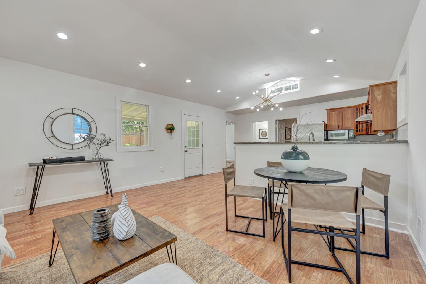 Detail Gallery Image 3 of 26 For 545 W Dana St, Mountain View,  CA 94041 - 2 Beds | 1/1 Baths