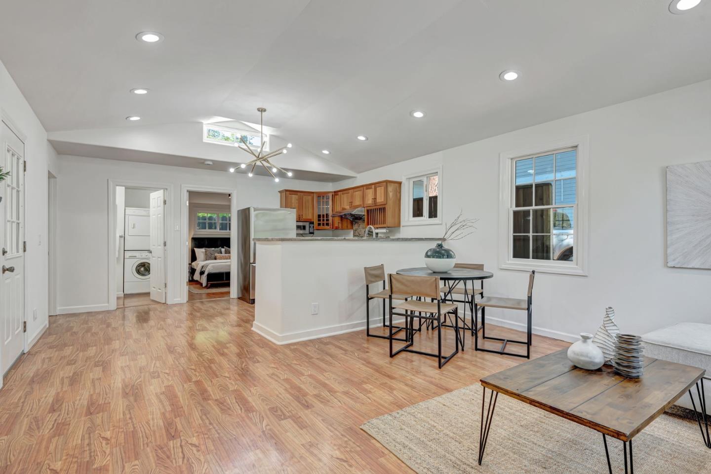 Detail Gallery Image 4 of 26 For 545 W Dana St, Mountain View,  CA 94041 - 2 Beds | 1/1 Baths