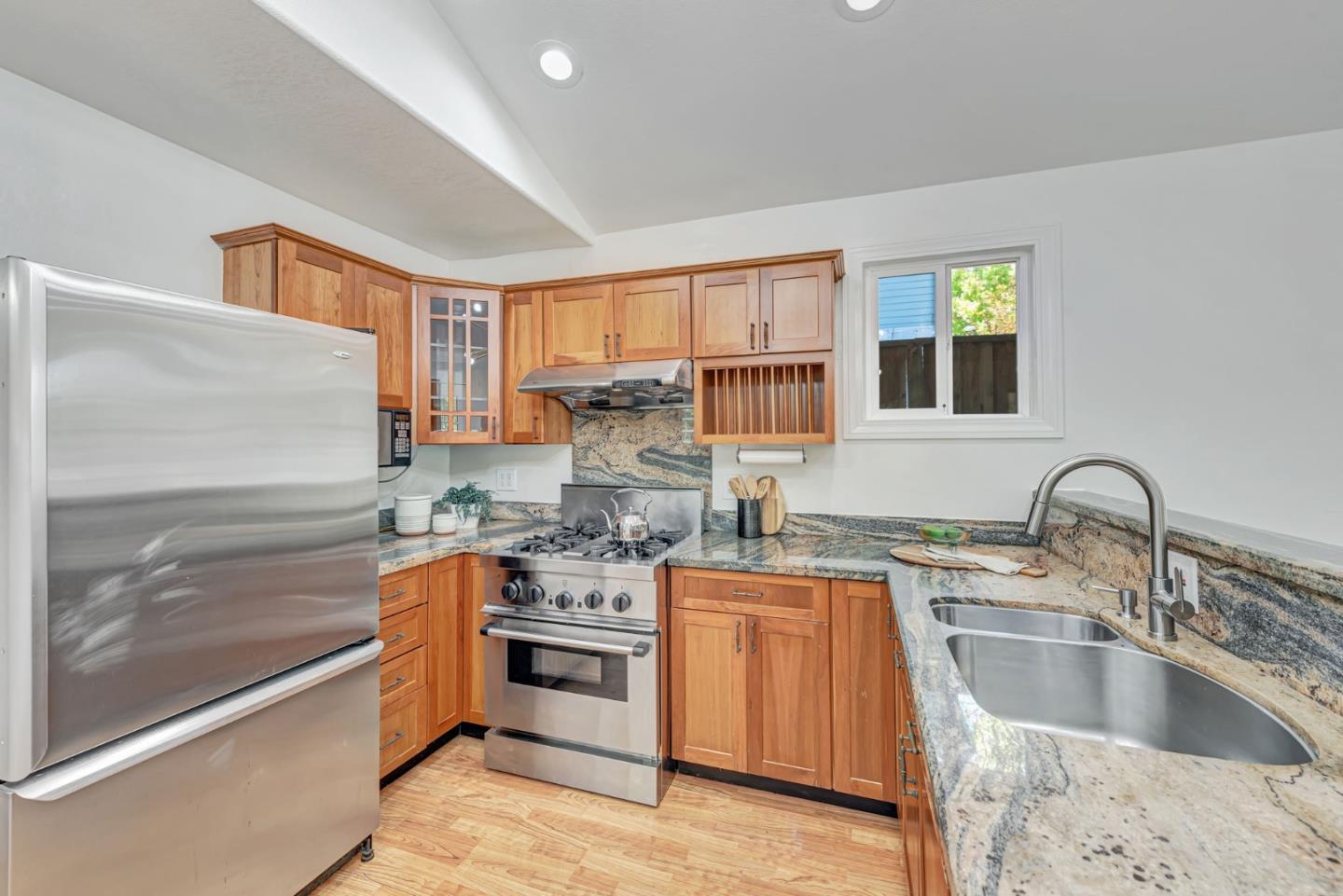 Detail Gallery Image 6 of 26 For 545 W Dana St, Mountain View,  CA 94041 - 2 Beds | 1/1 Baths
