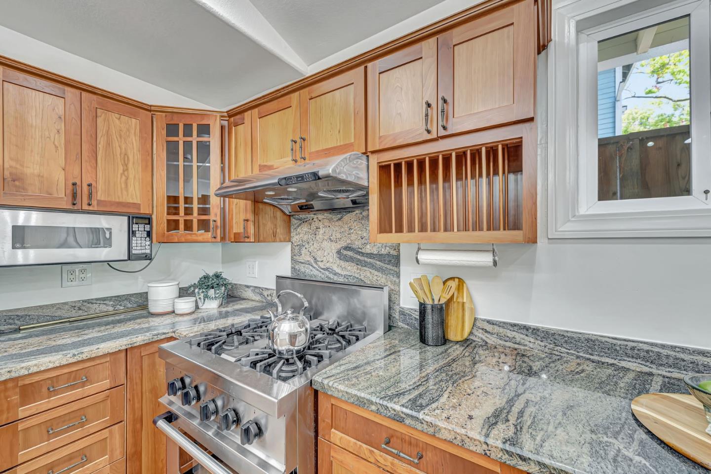 Detail Gallery Image 8 of 26 For 545 W Dana St, Mountain View,  CA 94041 - 2 Beds | 1/1 Baths