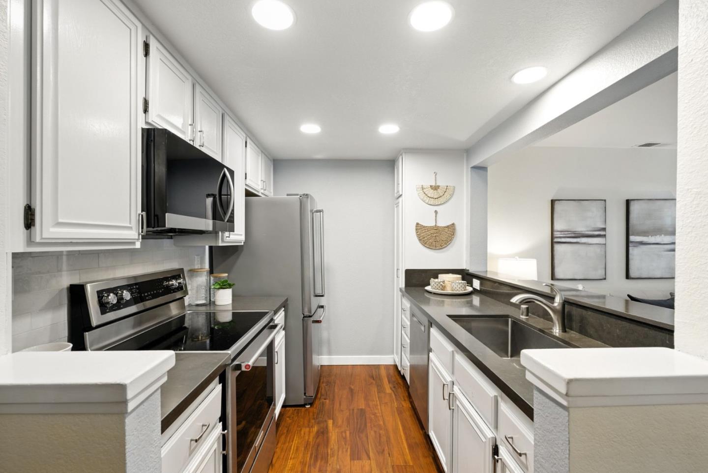 Detail Gallery Image 10 of 30 For 2074 Foxhall Loop, San Jose,  CA 95125 - 2 Beds | 1/1 Baths