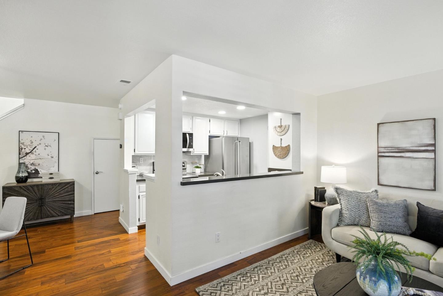 Detail Gallery Image 5 of 30 For 2074 Foxhall Loop, San Jose,  CA 95125 - 2 Beds | 1/1 Baths