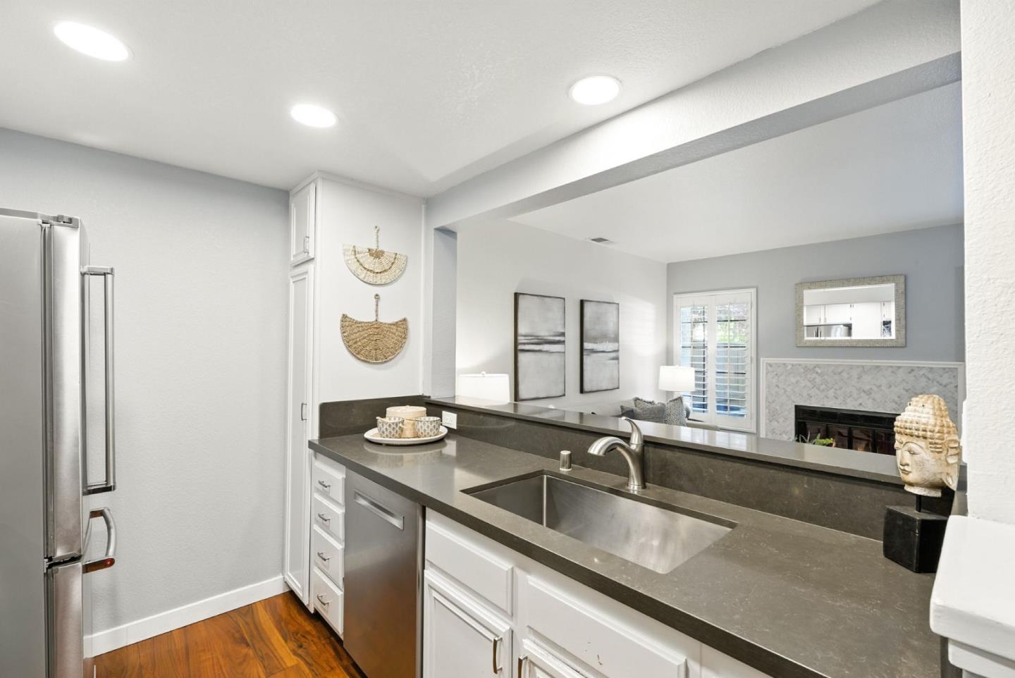 Detail Gallery Image 8 of 30 For 2074 Foxhall Loop, San Jose,  CA 95125 - 2 Beds | 1/1 Baths