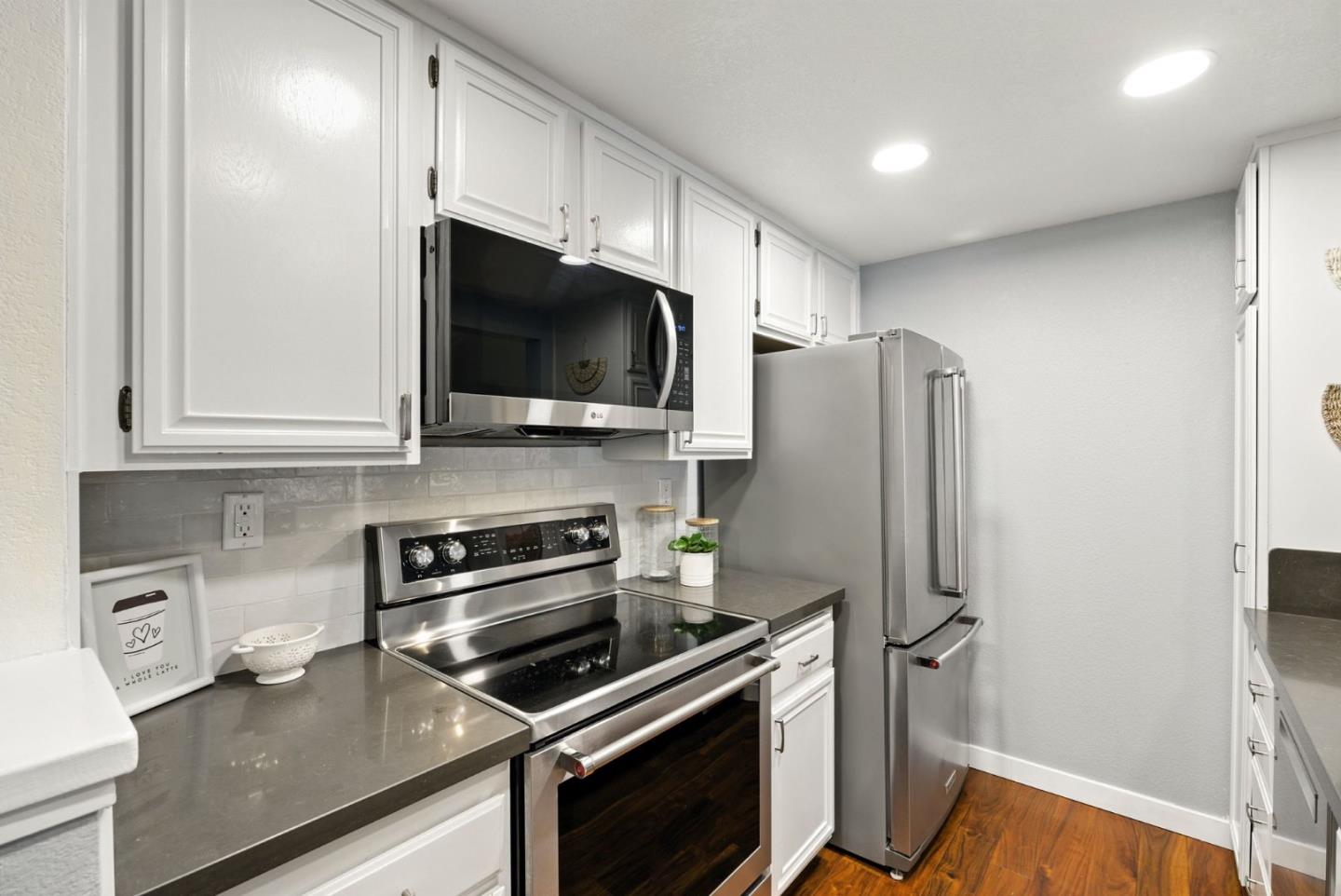 Detail Gallery Image 9 of 30 For 2074 Foxhall Loop, San Jose,  CA 95125 - 2 Beds | 1/1 Baths