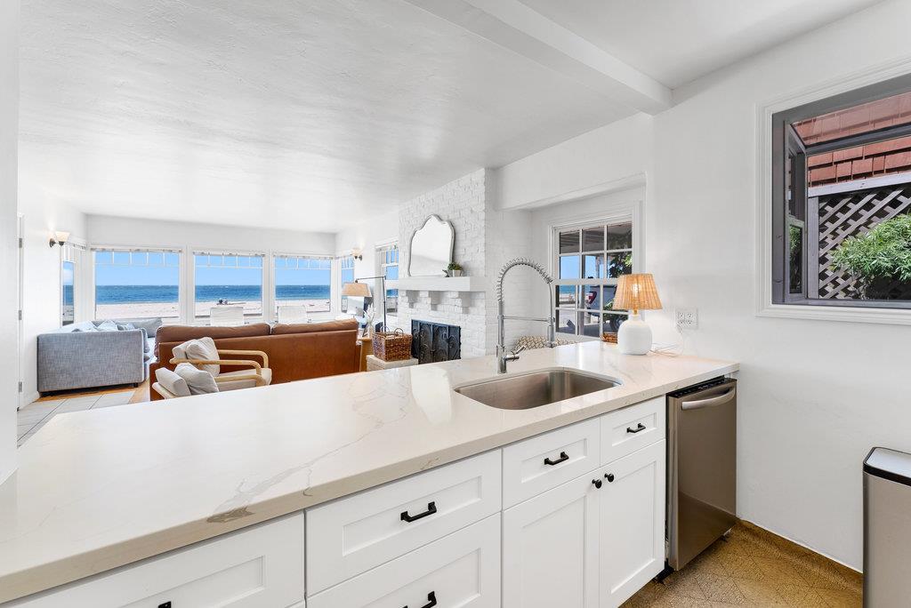 Detail Gallery Image 9 of 38 For 325 Beach Dr, Aptos,  CA 95003 - 4 Beds | 2/1 Baths
