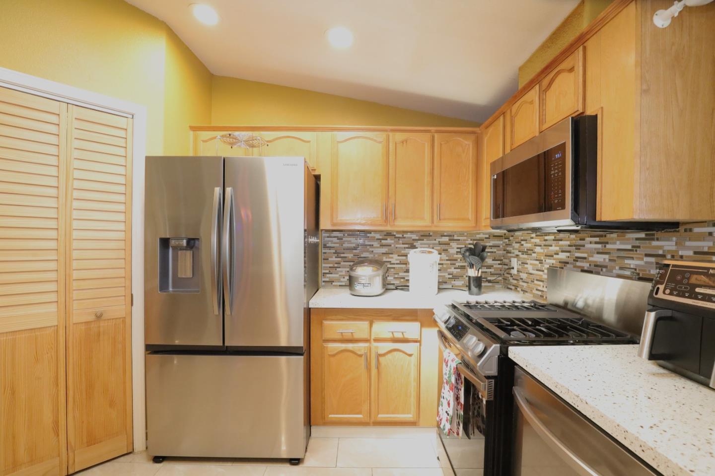 Detail Gallery Image 14 of 61 For 165 Blossom Hl #104,  San Jose,  CA 95123 - 3 Beds | 2 Baths