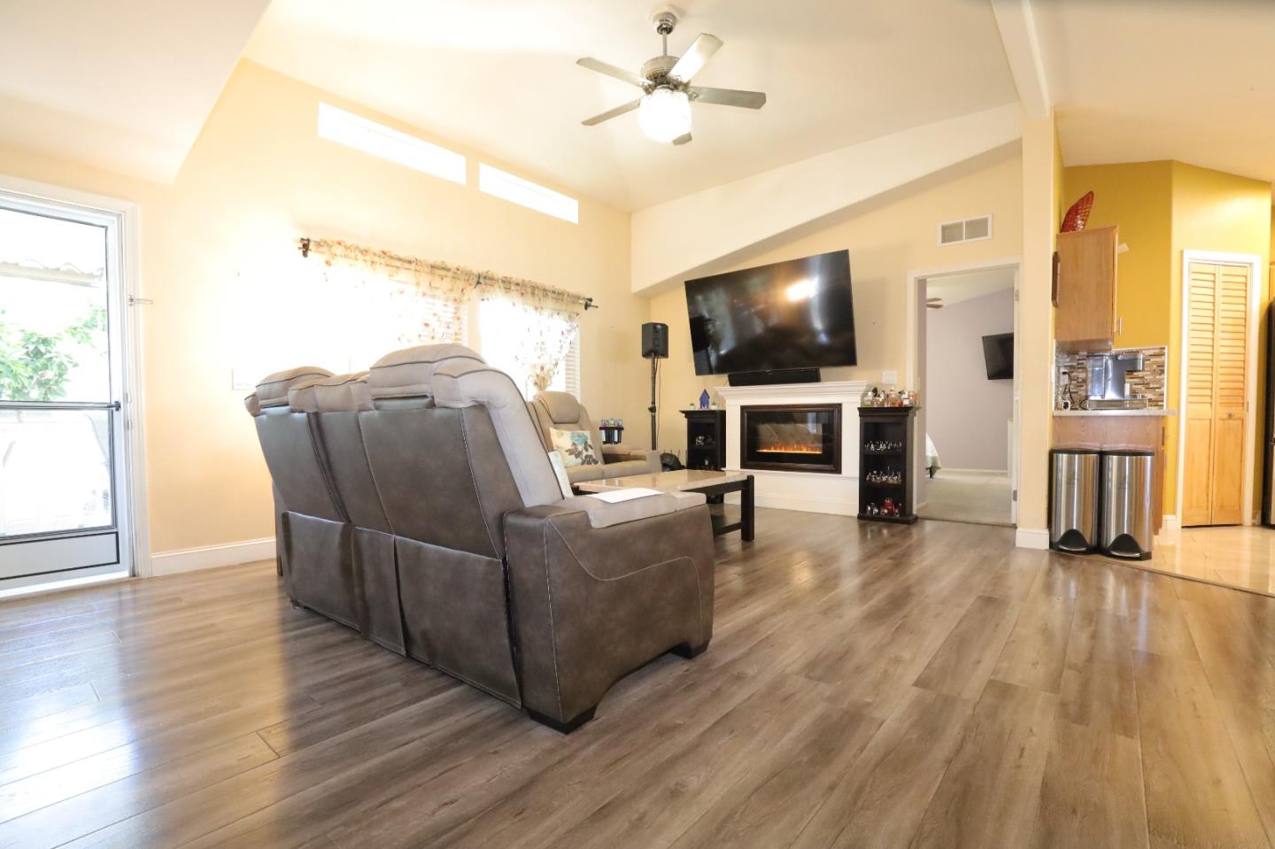 Detail Gallery Image 4 of 61 For 165 Blossom Hl #104,  San Jose,  CA 95123 - 3 Beds | 2 Baths