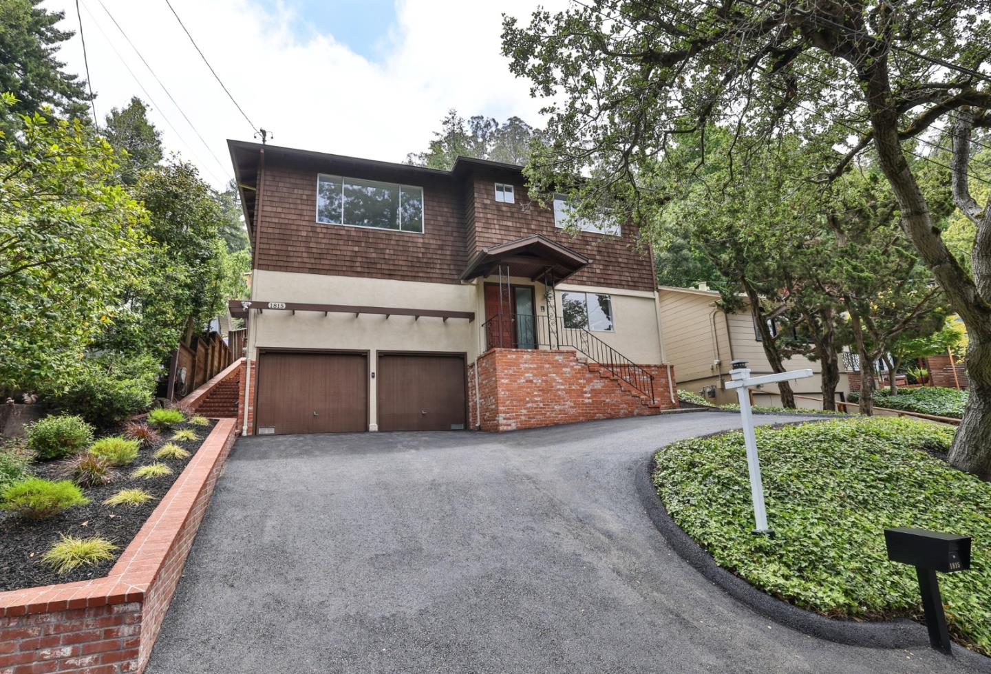 Detail Gallery Image 2 of 40 For 1815 Woodhaven Way, Oakland,  CA 94611 - 6 Beds | 2/2 Baths