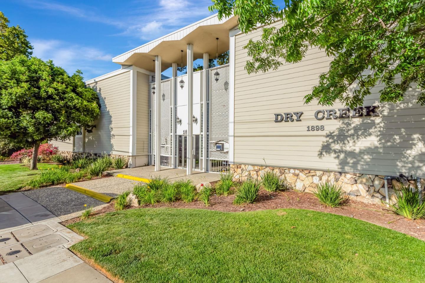 Detail Gallery Image 2 of 33 For 1898 Meridian Ave #20,  San Jose,  CA 95125 - 2 Beds | 2 Baths
