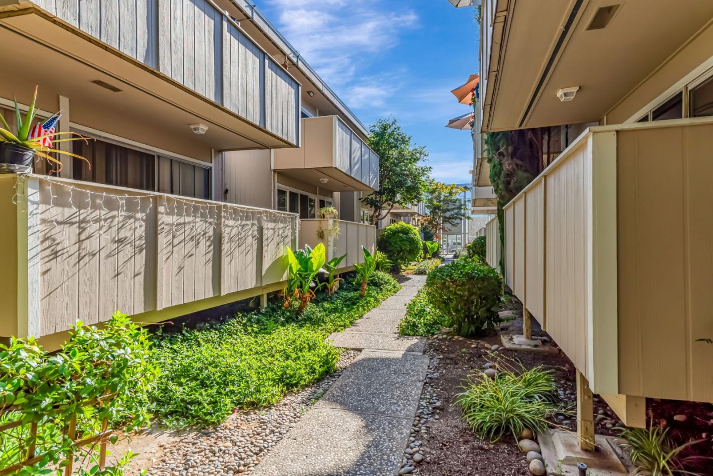 Detail Gallery Image 4 of 33 For 1898 Meridian Ave #20,  San Jose,  CA 95125 - 2 Beds | 2 Baths