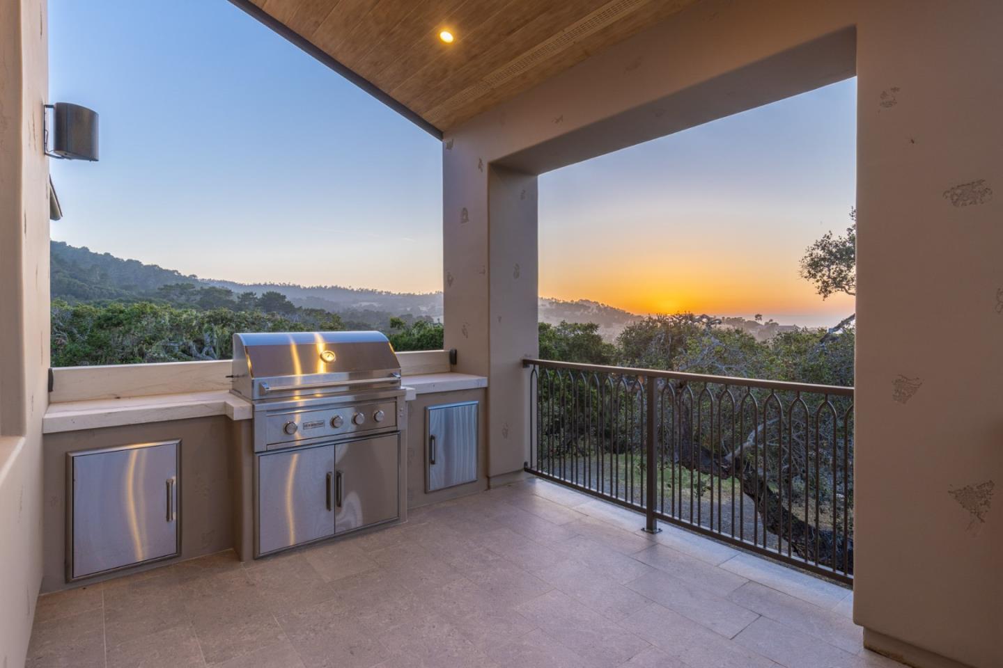 Detail Gallery Image 8 of 44 For 8220 Manjares Rd, Monterey,  CA 93940 - 4 Beds | 4/3 Baths