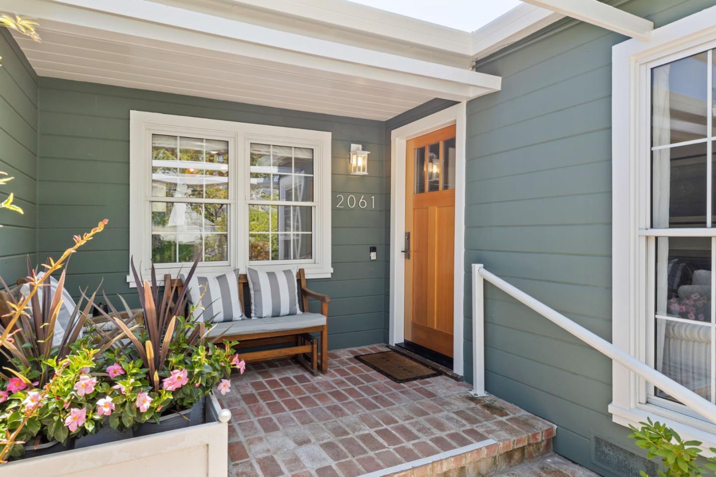 Detail Gallery Image 2 of 27 For 2061 Oakley Ave, Menlo Park,  CA 94025 - 3 Beds | 2 Baths