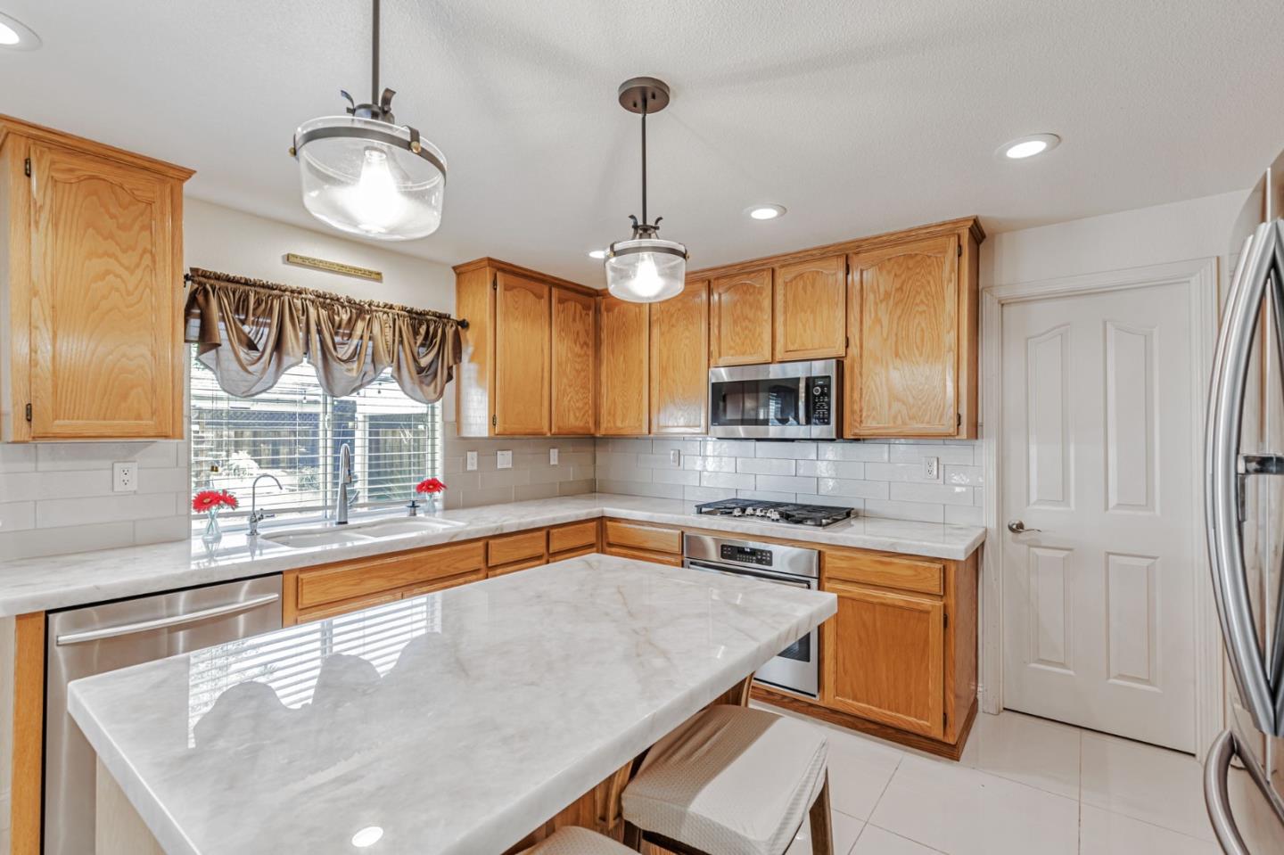Detail Gallery Image 10 of 45 For 1700 Hemlock Ct, Hollister,  CA 95023 - 4 Beds | 3 Baths