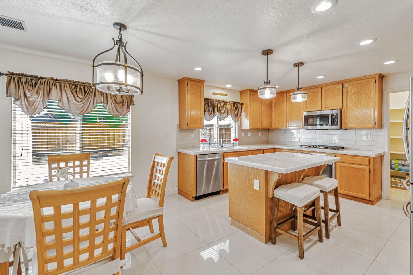 Detail Gallery Image 12 of 45 For 1700 Hemlock Ct, Hollister,  CA 95023 - 4 Beds | 3 Baths