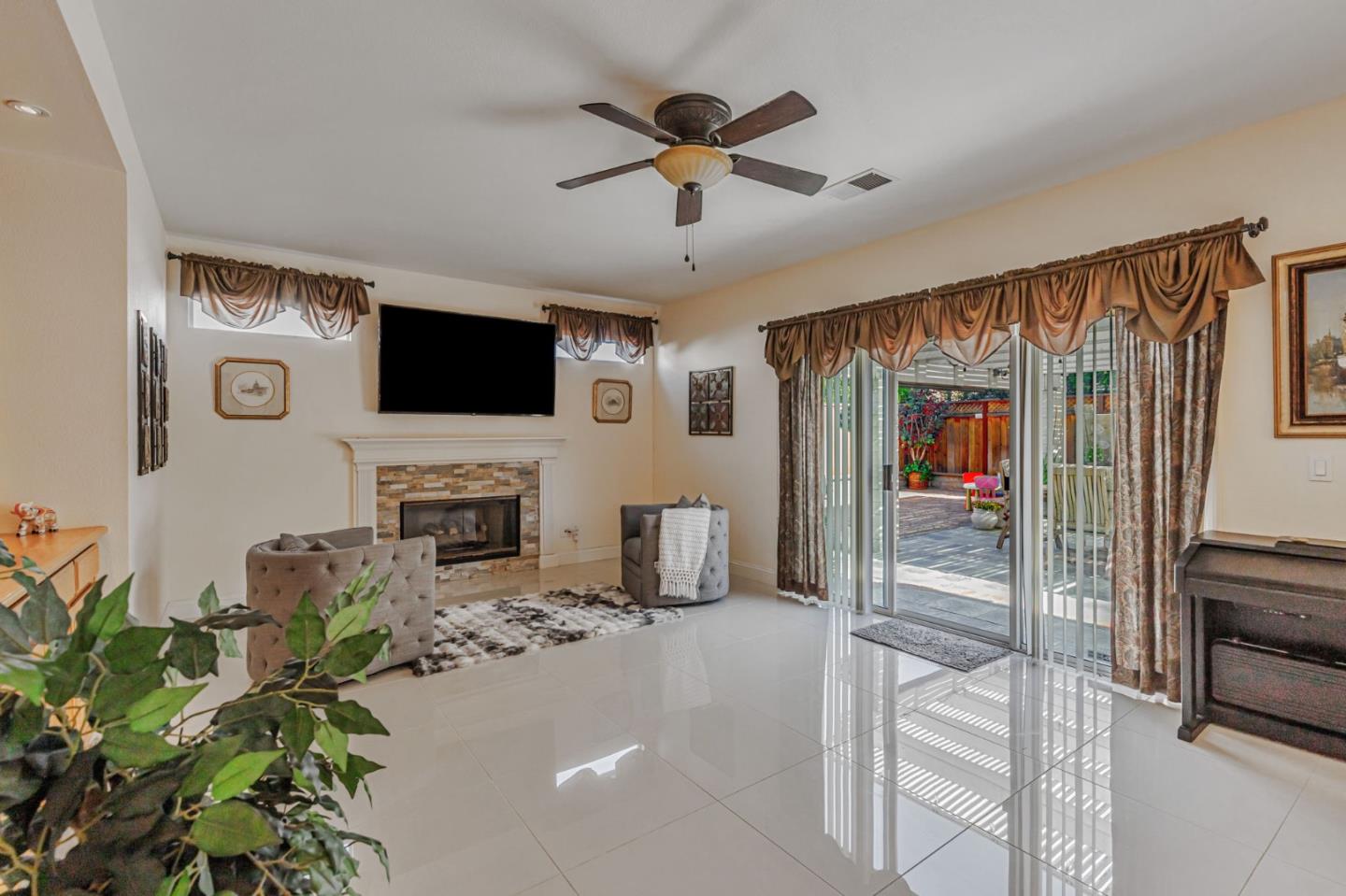 Detail Gallery Image 7 of 45 For 1700 Hemlock Ct, Hollister,  CA 95023 - 4 Beds | 3 Baths
