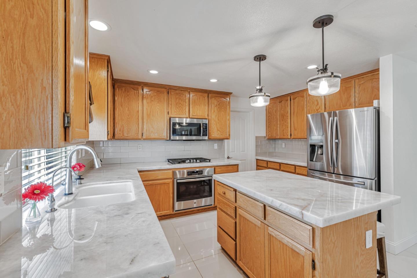 Detail Gallery Image 9 of 45 For 1700 Hemlock Ct, Hollister,  CA 95023 - 4 Beds | 3 Baths