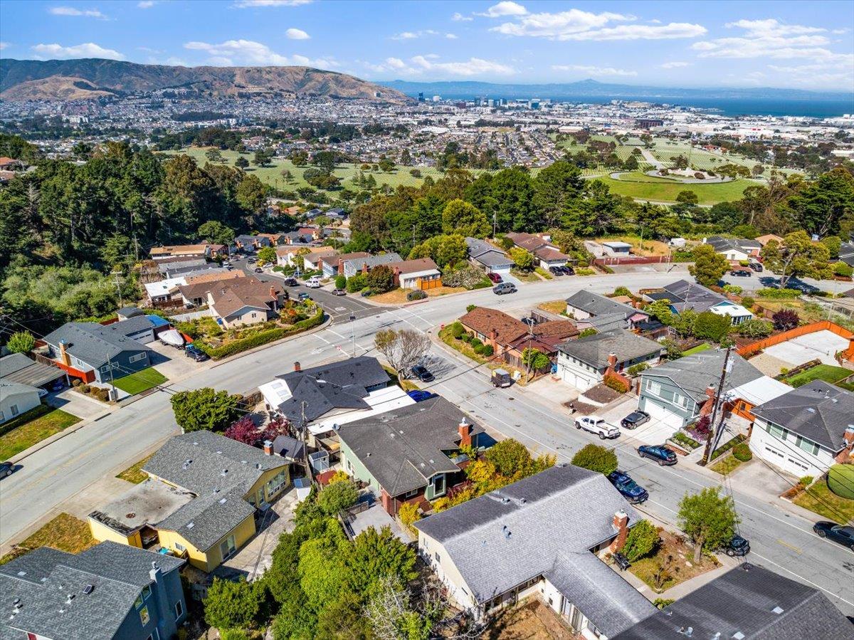 Detail Gallery Image 31 of 33 For 2310 Fleetwood Dr, San Bruno,  CA 94066 - 4 Beds | 3 Baths