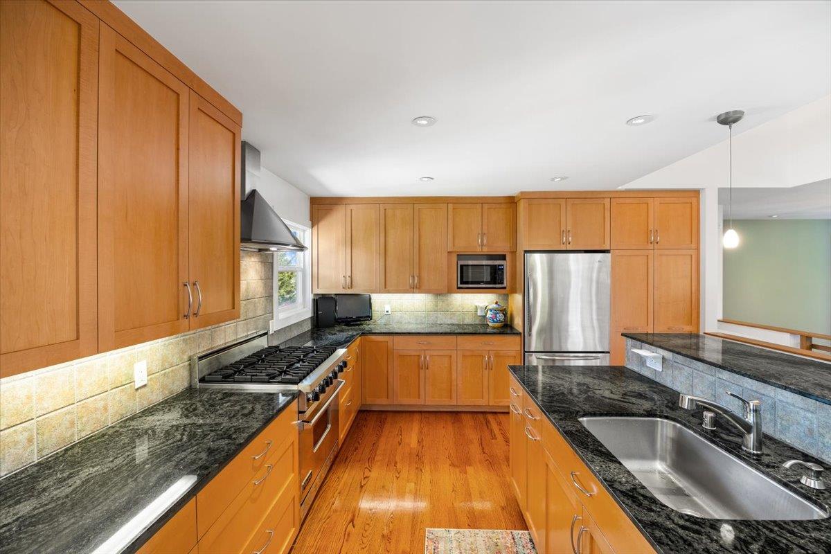 Detail Gallery Image 7 of 33 For 2310 Fleetwood Dr, San Bruno,  CA 94066 - 4 Beds | 3 Baths
