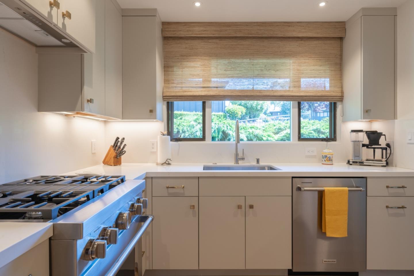 Detail Gallery Image 10 of 30 For 275 Del Mesa Carmel, Carmel,  CA 93923 - 2 Beds | 2 Baths