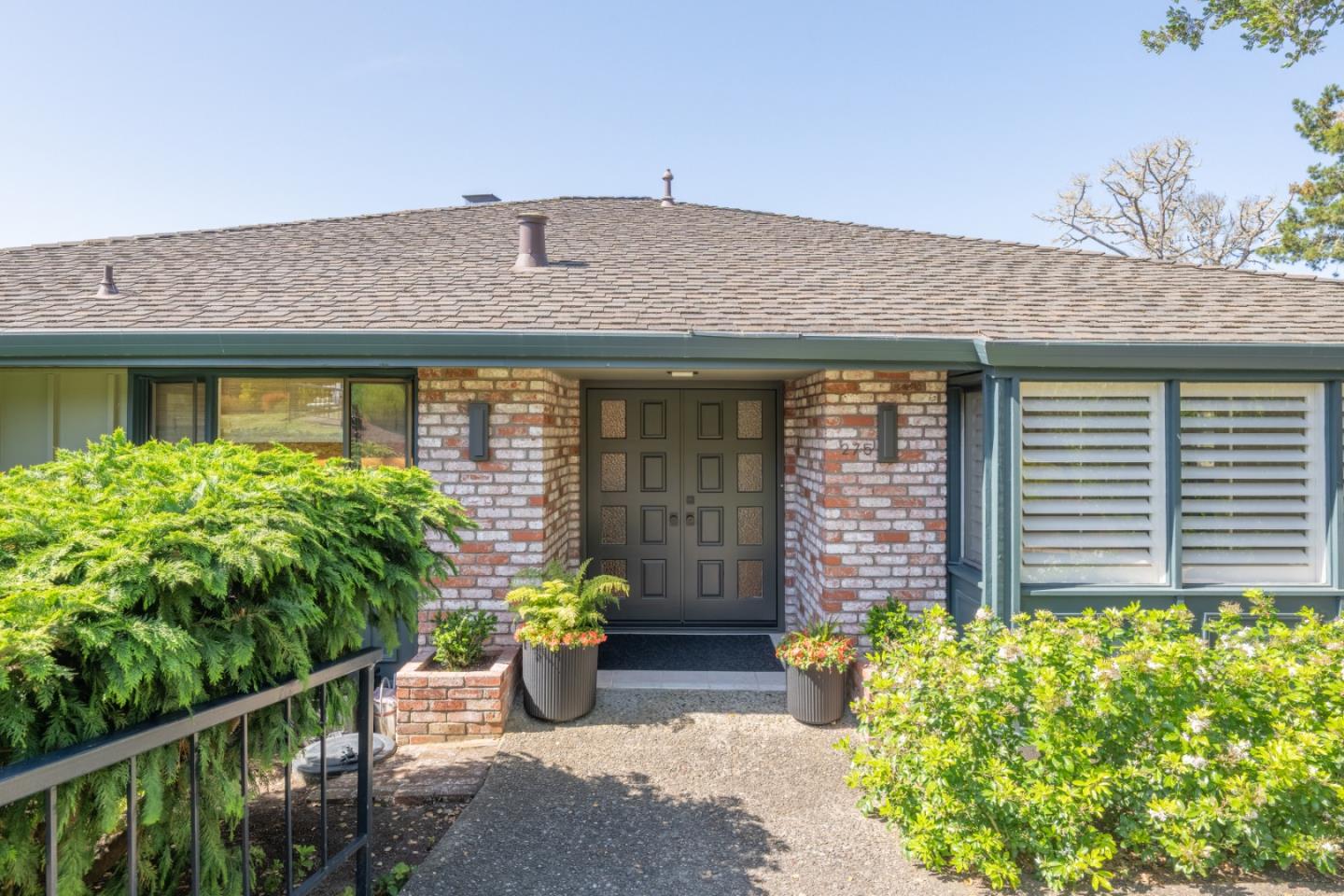 Detail Gallery Image 2 of 30 For 275 Del Mesa Carmel, Carmel,  CA 93923 - 2 Beds | 2 Baths