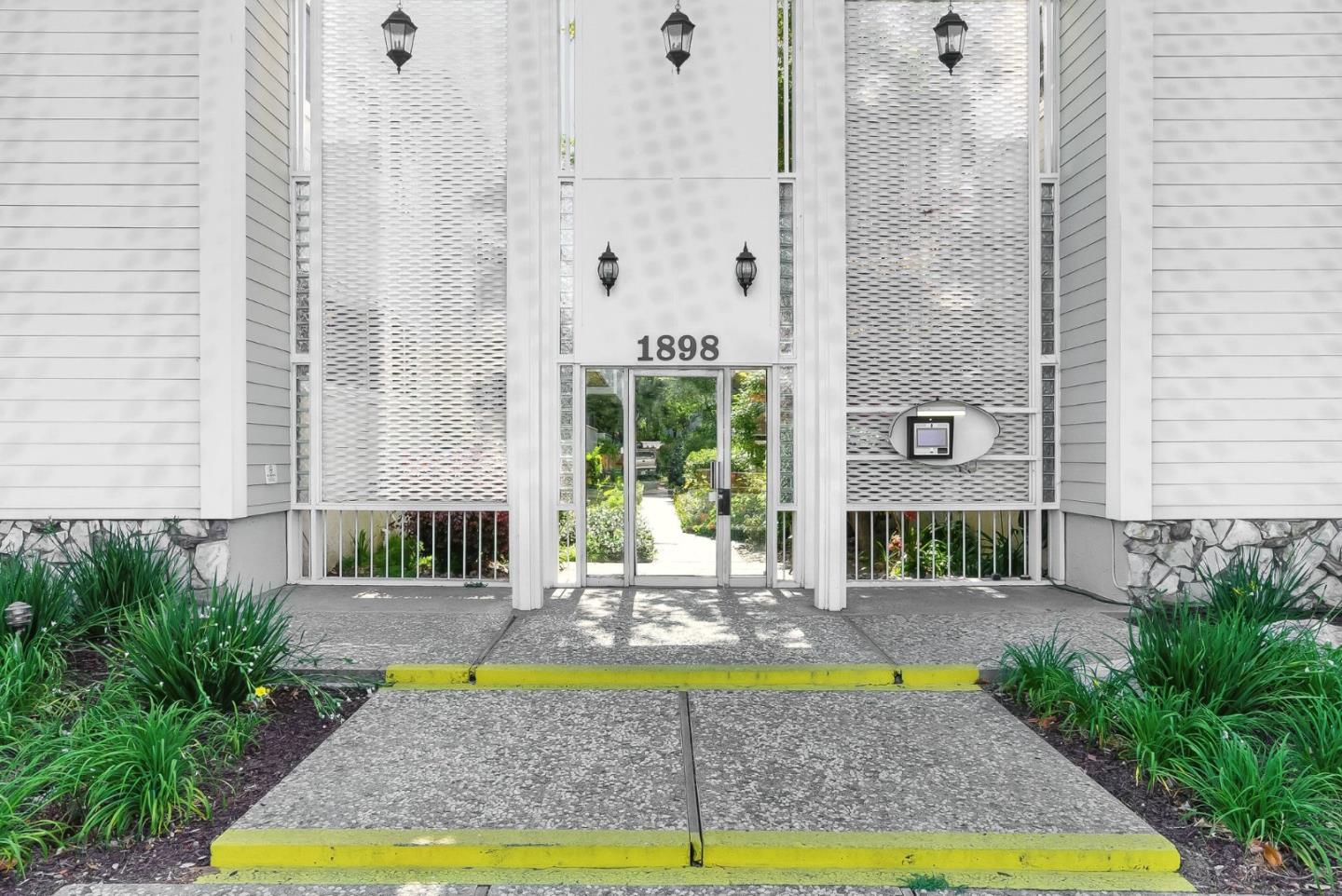Detail Gallery Image 12 of 17 For 1898 Meridian Ave #24,  San Jose,  CA 95125 - 3 Beds | 2 Baths