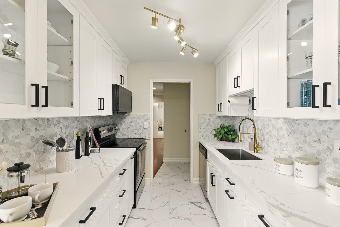 Detail Gallery Image 4 of 17 For 1898 Meridian Ave #24,  San Jose,  CA 95125 - 3 Beds | 2 Baths