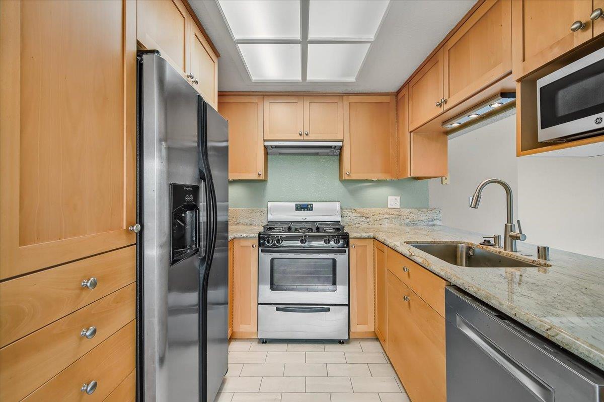 Detail Gallery Image 4 of 14 For 21239 Gary Dr 206a,  Hayward,  CA 94546 - 2 Beds | 2 Baths