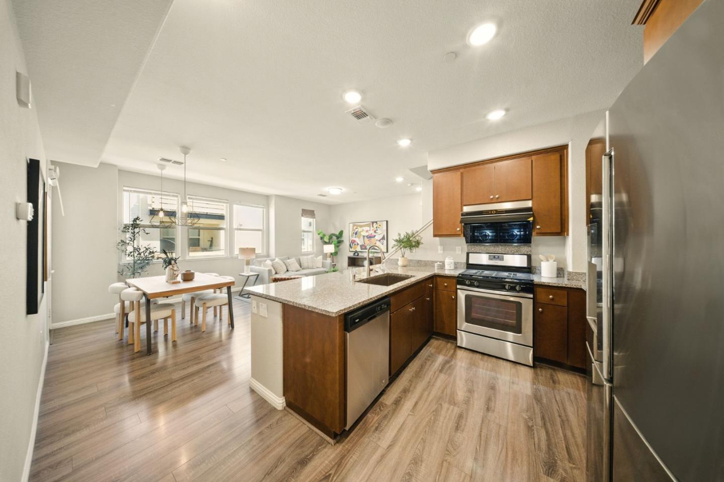 Detail Gallery Image 10 of 37 For 2086 Mahuron Cir, San Jose,  CA 95133 - 3 Beds | 3 Baths