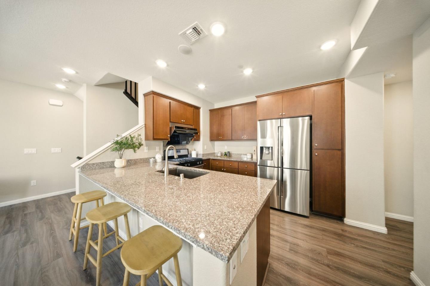 Detail Gallery Image 12 of 37 For 2086 Mahuron Cir, San Jose,  CA 95133 - 3 Beds | 3 Baths