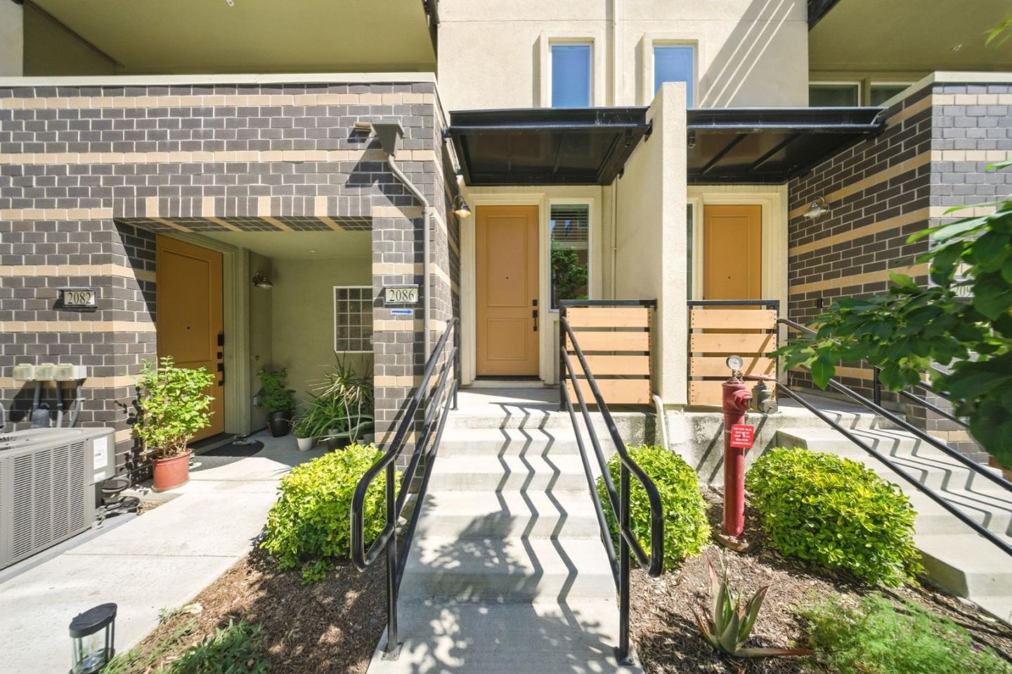 Detail Gallery Image 2 of 37 For 2086 Mahuron Cir, San Jose,  CA 95133 - 3 Beds | 3 Baths