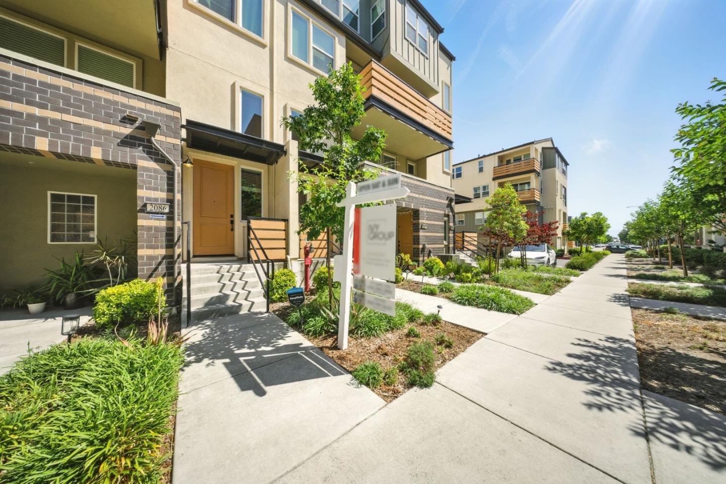 Detail Gallery Image 3 of 37 For 2086 Mahuron Cir, San Jose,  CA 95133 - 3 Beds | 3 Baths