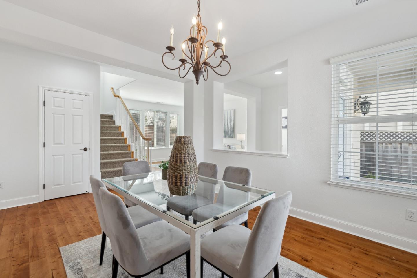 Detail Gallery Image 10 of 41 For 5621 Maymont Ln, Dublin,  CA 94568 - 4 Beds | 2/1 Baths