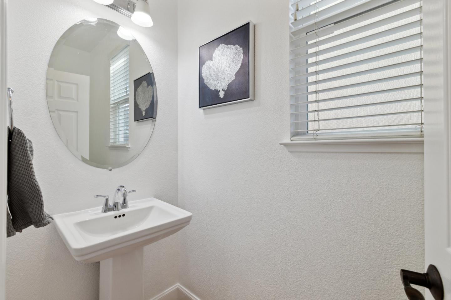 Detail Gallery Image 11 of 41 For 5621 Maymont Ln, Dublin,  CA 94568 - 4 Beds | 2/1 Baths