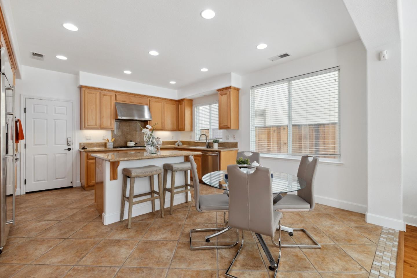 Detail Gallery Image 13 of 41 For 5621 Maymont Ln, Dublin,  CA 94568 - 4 Beds | 2/1 Baths
