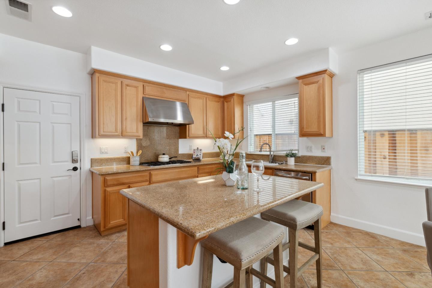Detail Gallery Image 15 of 41 For 5621 Maymont Ln, Dublin,  CA 94568 - 4 Beds | 2/1 Baths