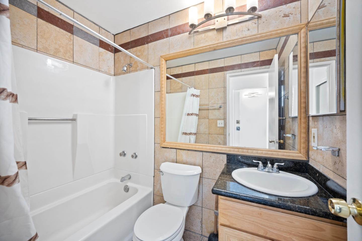 Detail Gallery Image 13 of 53 For 441 W Macarthur Blvd, Oakland,  CA 94609 - – Beds | – Baths