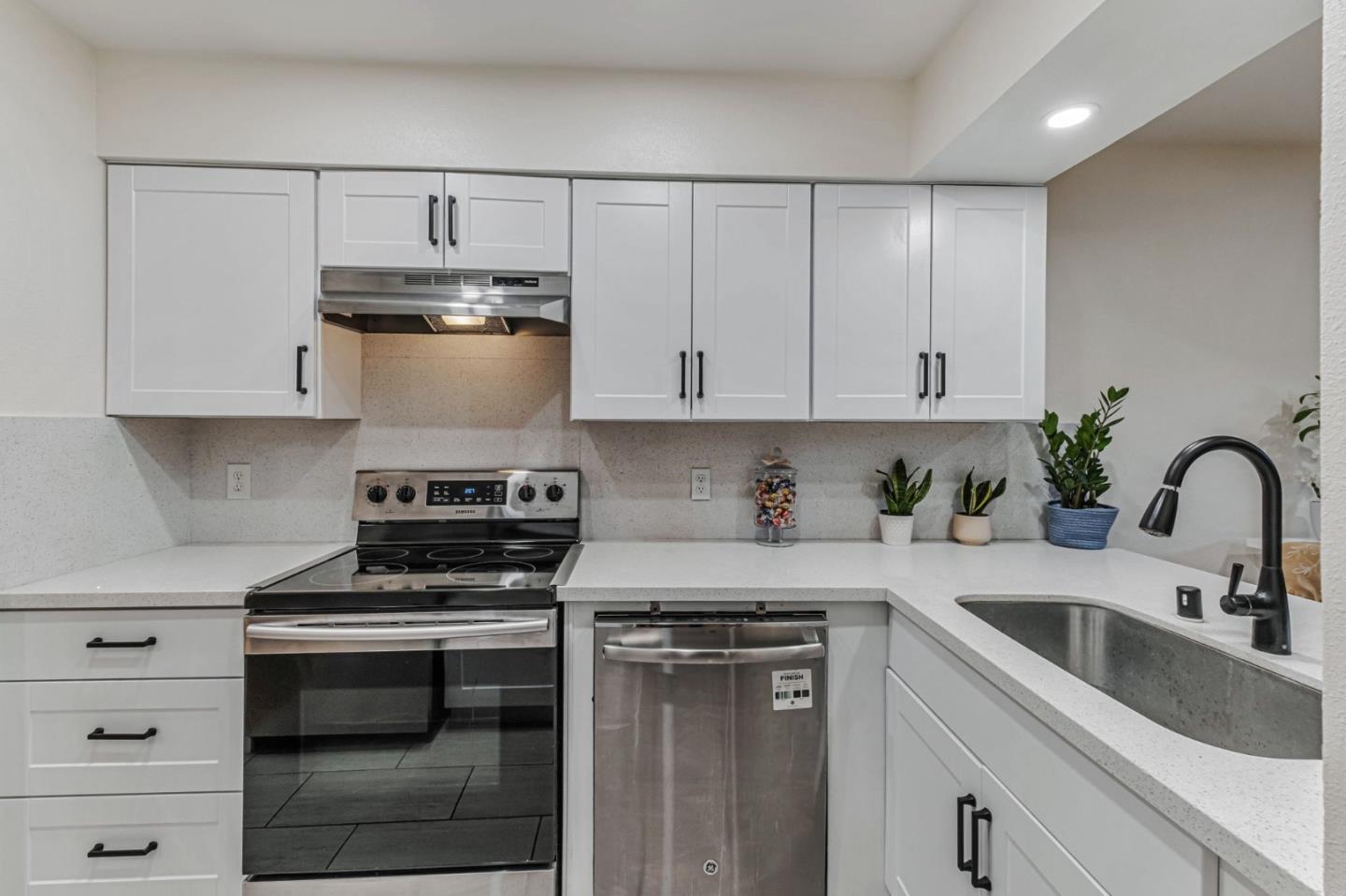 Detail Gallery Image 2 of 36 For 1925 46th Ave #143,  Capitola,  CA 95010 - 2 Beds | 1/1 Baths