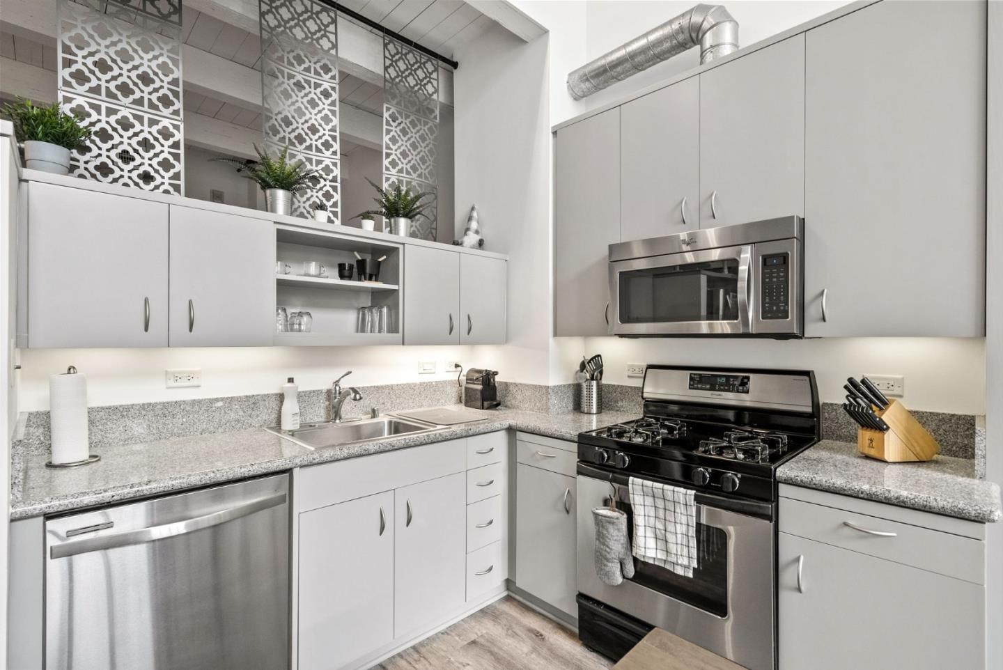 Detail Gallery Image 5 of 15 For 334 Santana Row #325,  San Jose,  CA 95128 - 2 Beds | 1/1 Baths