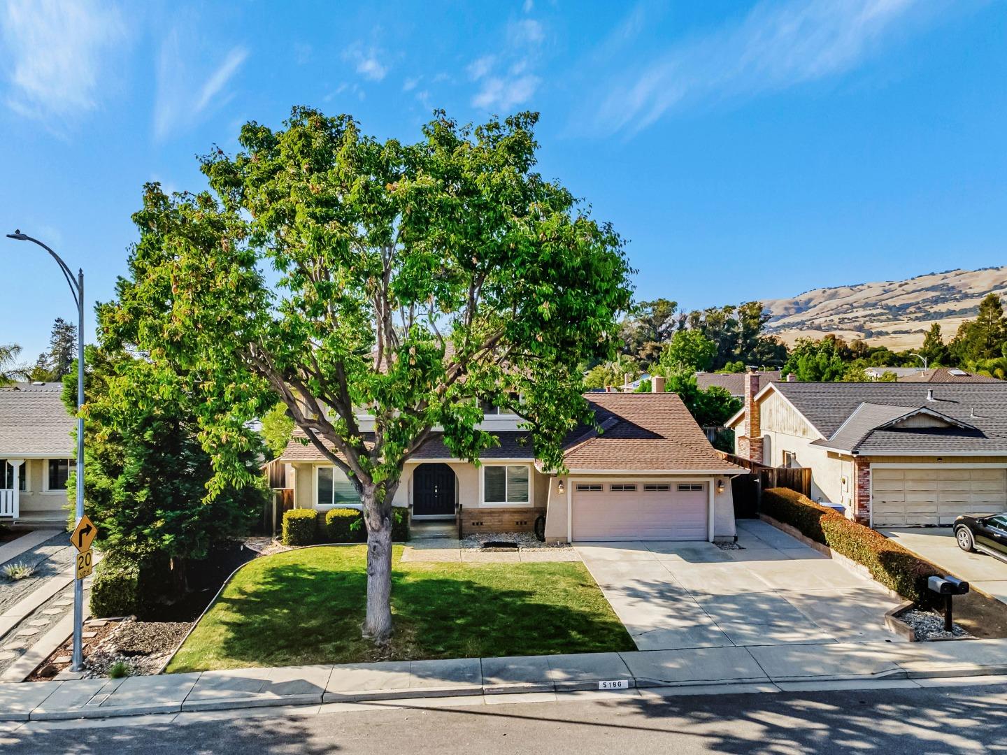 Detail Gallery Image 3 of 56 For 5186 Sunny Creek Dr, San Jose,  CA 95135 - 4 Beds | 2/1 Baths
