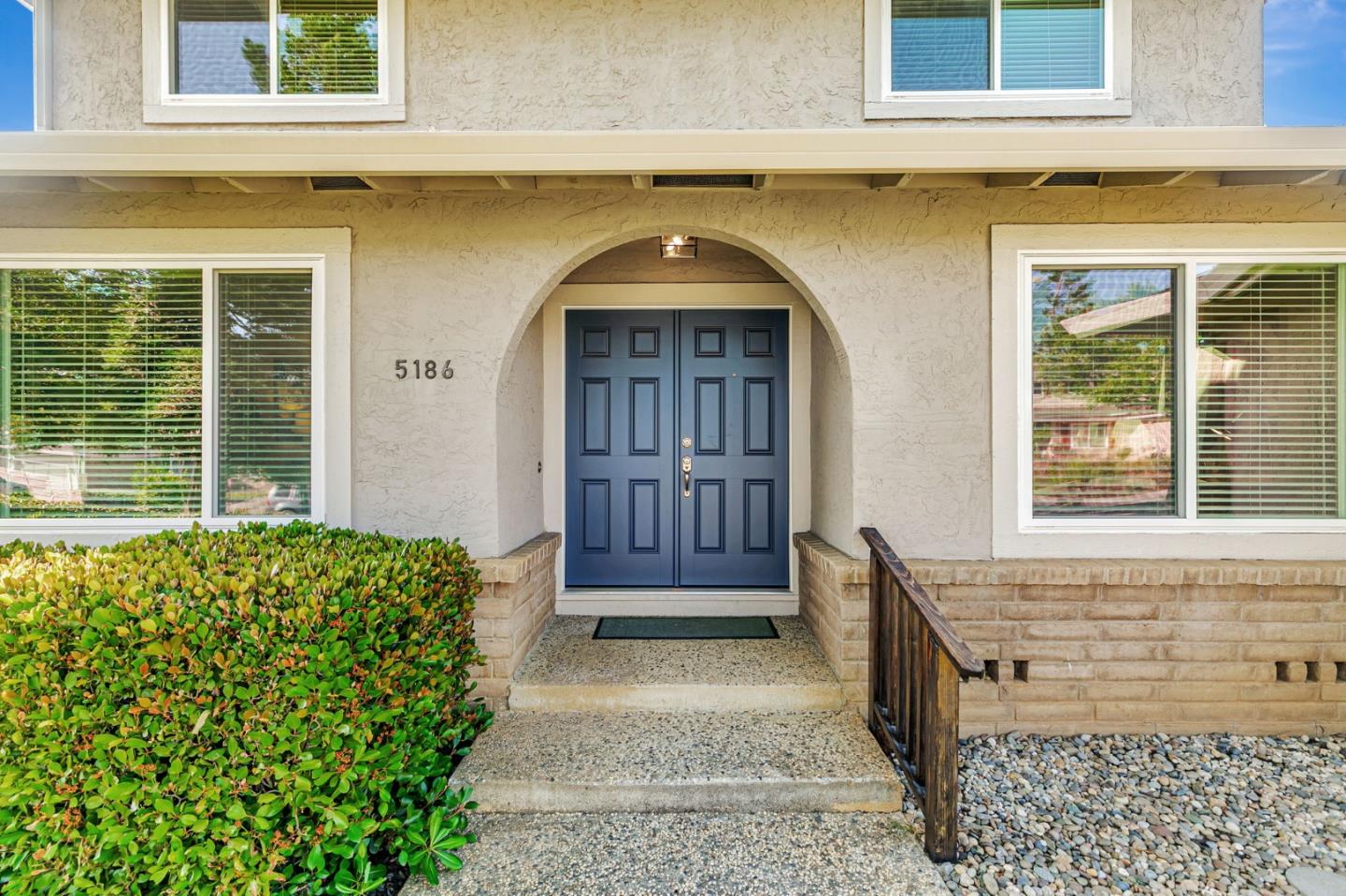 Detail Gallery Image 5 of 56 For 5186 Sunny Creek Dr, San Jose,  CA 95135 - 4 Beds | 2/1 Baths