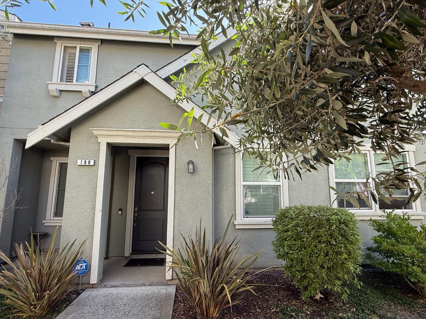 Detail Gallery Image 2 of 28 For 188 Caroline Ln, Gilroy,  CA 95020 - 3 Beds | 2/1 Baths