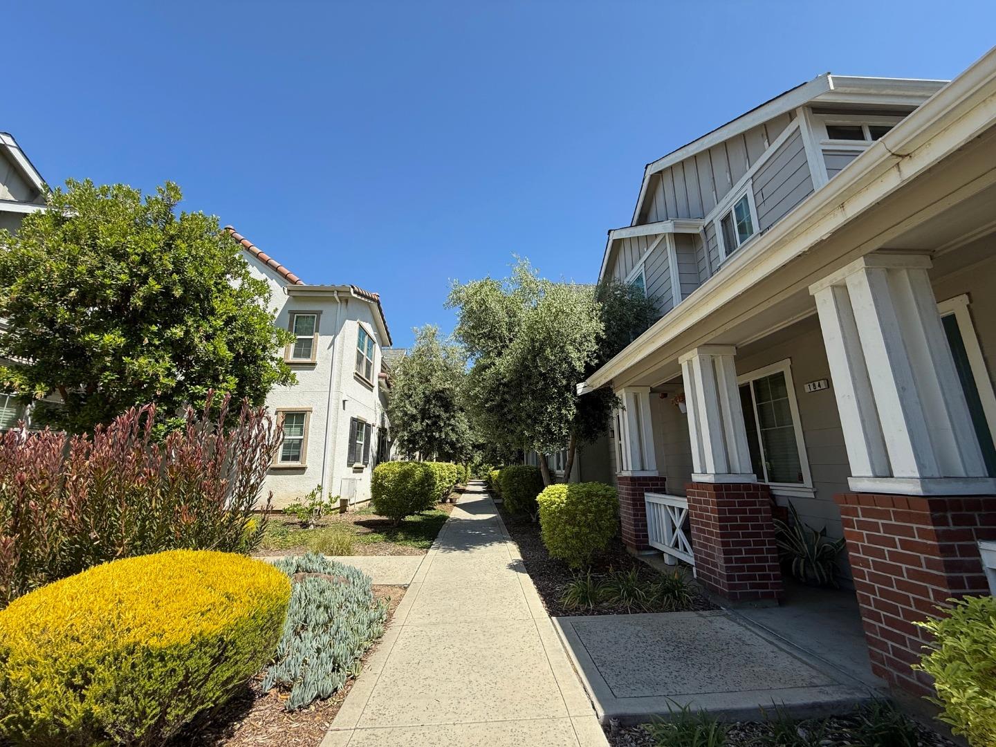 Detail Gallery Image 3 of 28 For 188 Caroline Ln, Gilroy,  CA 95020 - 3 Beds | 2/1 Baths