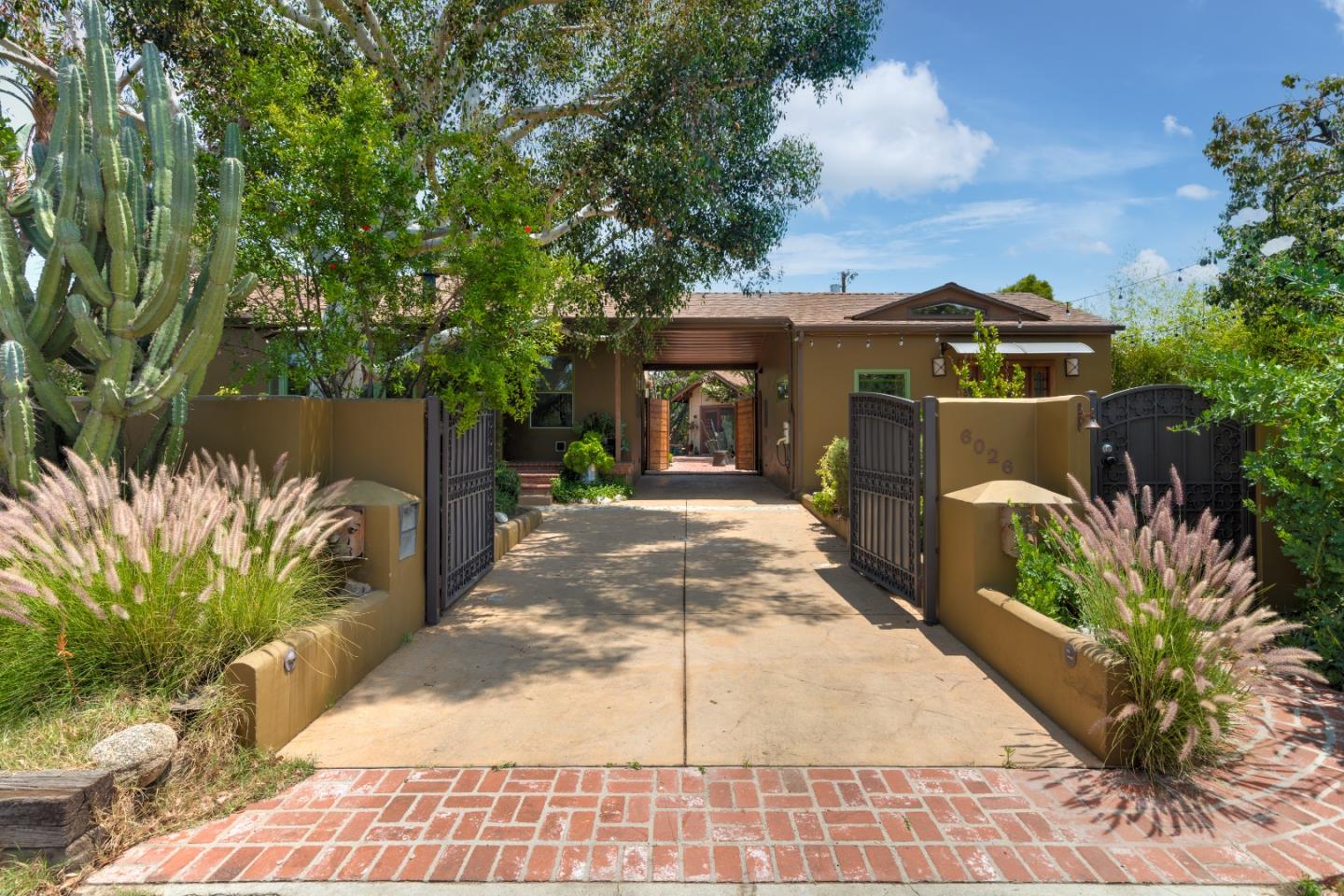 Detail Gallery Image 2 of 45 For 6026 Fulcher Ave, North Hollywood,  CA 91606 - 3 Beds | 3 Baths