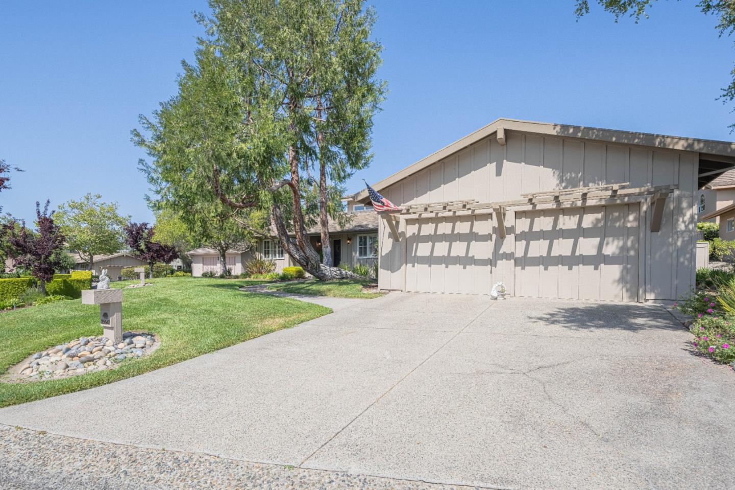Detail Gallery Image 3 of 59 For 25547 Meadowview Circle, Corral De Tierra,  CA 93908 - 3 Beds | 3 Baths
