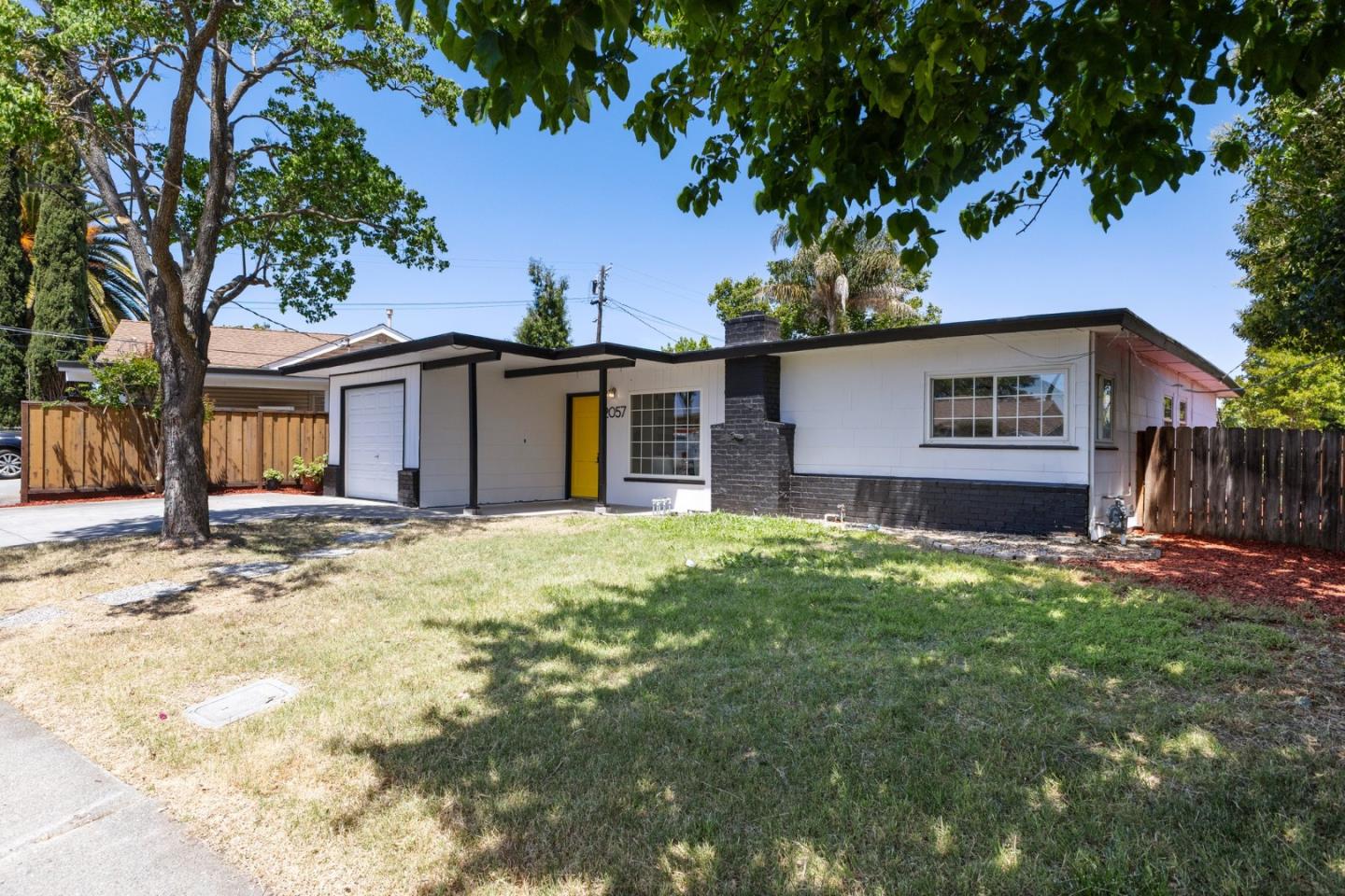 Detail Gallery Image 2 of 31 For 2057 Highland Dr, Concord,  CA 94520 - 3 Beds | 2 Baths
