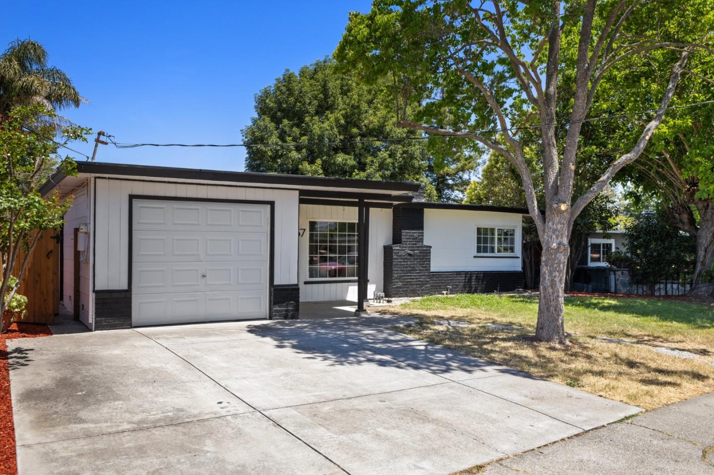 Detail Gallery Image 3 of 31 For 2057 Highland Dr, Concord,  CA 94520 - 3 Beds | 2 Baths