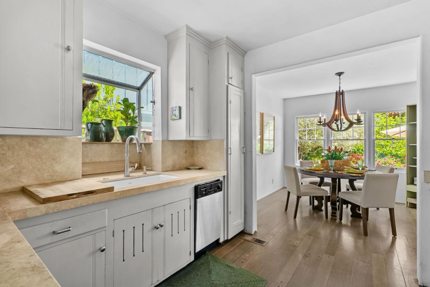 Detail Gallery Image 5 of 10 For 2133 Carmelita Dr, San Carlos,  CA 94070 - 2 Beds | 1 Baths