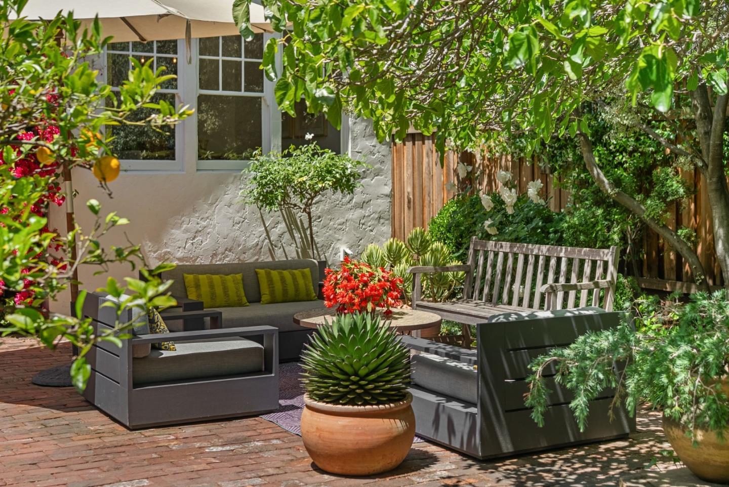 Detail Gallery Image 9 of 10 For 2133 Carmelita Dr, San Carlos,  CA 94070 - 2 Beds | 1 Baths